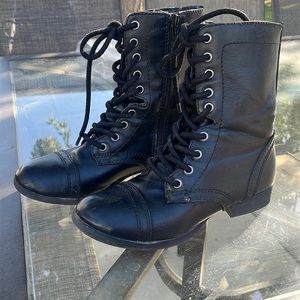 BLACK BOOTS (COMBAT STYLE BOOTS)